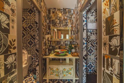 baño con mosaicos en las paredes en Danxia Mountain Wuyou Tongjinzhai, en Yaoshan