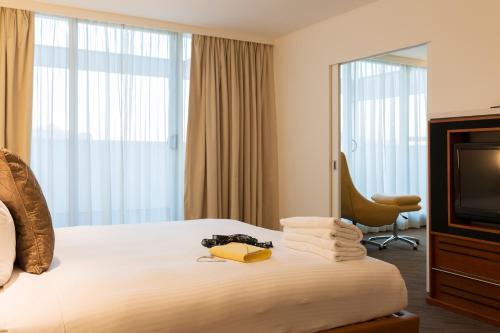 Ένα ή περισσότερα κρεβάτια σε δωμάτιο στο Novotel Canberra