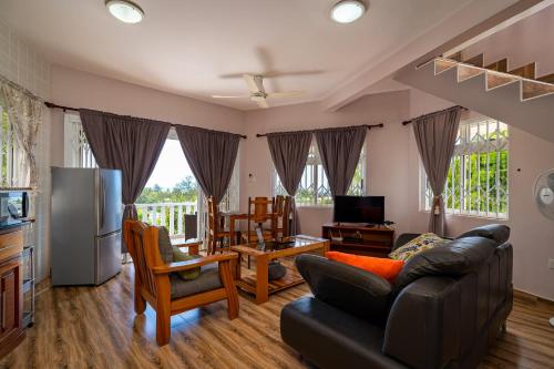 TV a/nebo společenská místnost v ubytování Au Cap Self Catering