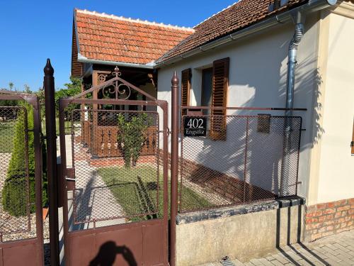 a gate in front of a house at Engstliz Apartman in Foeni
