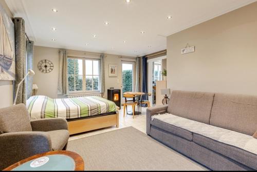 a living room with a couch and a bed at Cosy Studio close to Bruxelles South Charleroi Airport in Courcelles