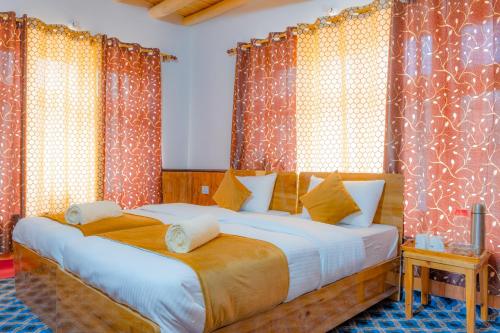 a bedroom with two beds in a room at Sakti Eco Homestay in Chimre