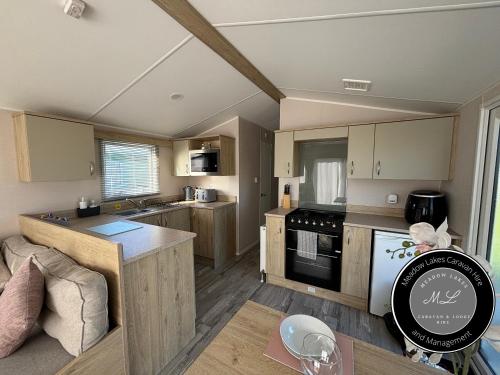 Dapur atau dapur kecil di B9 - Sunnymede Fantasy Island - hot tub, pet friendly, WiFi, ramped veranda - Meadow Lakes Caravan & Lodge Hire
