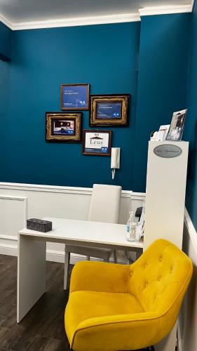 a office with a yellow chair and a desk at B&B Leus Appartment in Reggio Calabria