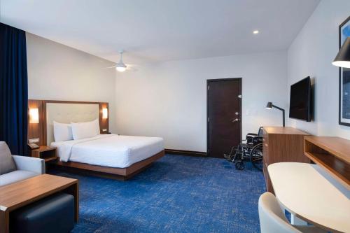 Кровать или кровати в номере Homewood Suites By Hilton Santo Domingo