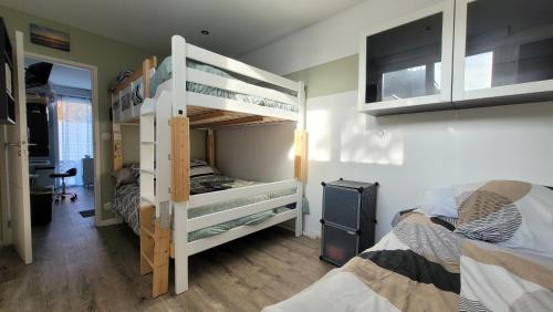 a room with two bunk beds in a room at Update Location in Lanester