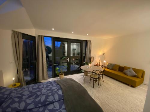 Ένα ή περισσότερα κρεβάτια σε δωμάτιο στο Garden Guest house & Sauna