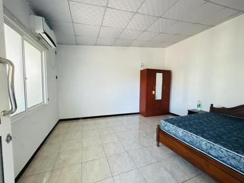 マラウィラにあるMahipala Residenceの窓のある空き部屋