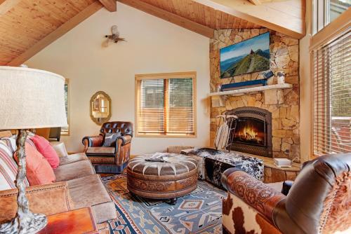 Χώρος καθιστικού στο 4515 BigHorn Road home