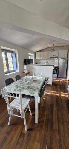 - une table et des chaises dans une pièce avec cuisine dans l'établissement La Robine, à Narbonne