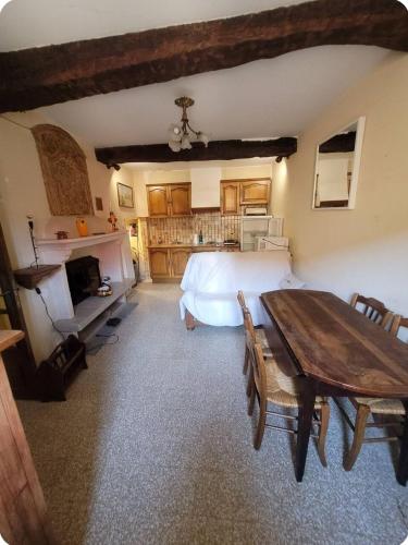 une chambre avec un lit, une table et une cheminée dans l'établissement Charmante maison dans le Luberon, à Vitrolles-en-Luberon