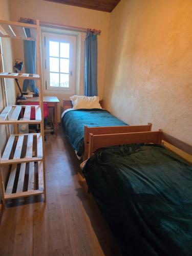Ένα ή περισσότερα κρεβάτια σε δωμάτιο στο Charmante maison dans le Luberon