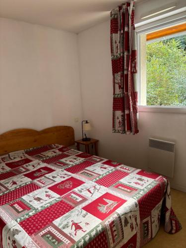 - une chambre avec une couette de Noël sur un lit dans l'établissement St Lary Village T2 4p lumineux - piscine - balcon - parking, à Saint-Lary-Soulan