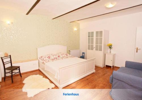 A bed or beds in a room at Urlaubsapartment am Silbersee