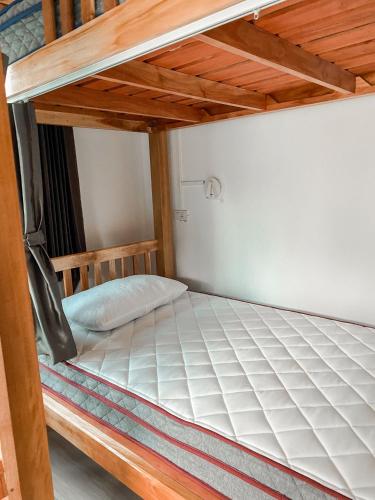 Katil atau katil-katil dalam bilik di Little wild hostel khaosok