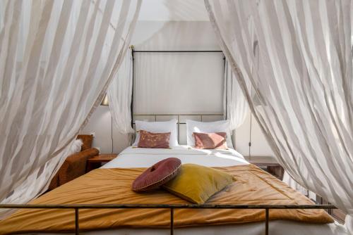 Кровать или кровати в номере Archontiko Fiamegou Hotel&Spa