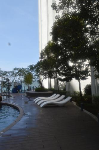 una fila de cadenas blancas sentadas al lado de un edificio en PINAY Home- The Shore Kota Kinabalu, en Kota Kinabalu