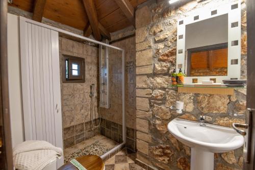 Koupelna v ubytování Archontiko Fiamegou Hotel&Spa