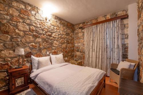Кровать или кровати в номере Archontiko Fiamegou Hotel&Spa
