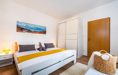 Dormitorio blanco con cama y puerta de madera en Holiday Home Zelengrad, en Zelengrad