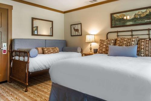 a hotel room with two beds and a couch at Sierra Sky Ranch in Oakhurst