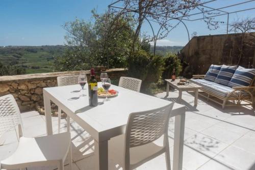 Μπαλκόνι ή βεράντα στο Charming Apartment with Large Terrace and Sea Views