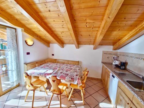 Una cocina o cocineta en Appartamenti Pollam by AMA Val di Fassa