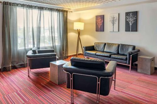 Ruang duduk di Le Noranda Hotel & Spa, an Ascend Collection Hotel