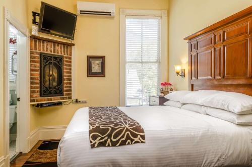 a bedroom with a large bed and a flat screen tv at Hotel Napa Valley, an Ascend Collection Hotel in Napa