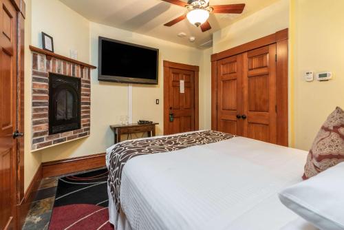 a bedroom with a bed and a flat screen tv at Hotel Napa Valley, an Ascend Collection Hotel in Napa