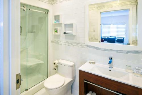 a bathroom with a toilet and a shower and a sink at Les Suites de Laviolette, an Ascend Collection Hotel in Trois-Rivières