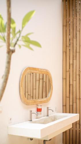Φωτογραφία από το άλμπουμ του Lost Inn Kuta Capsule Hostel σε Kuta Lombok