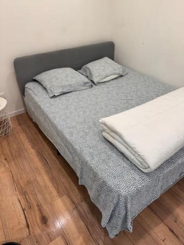 un lit avec deux oreillers dessus dans une chambre dans l'établissement Centre Rouen - Stanislas, à Rouen