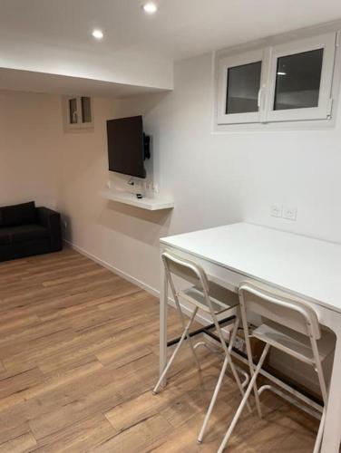 une table blanche et des chaises dans un salon dans l'établissement Centre Rouen - Stanislas, à Rouen