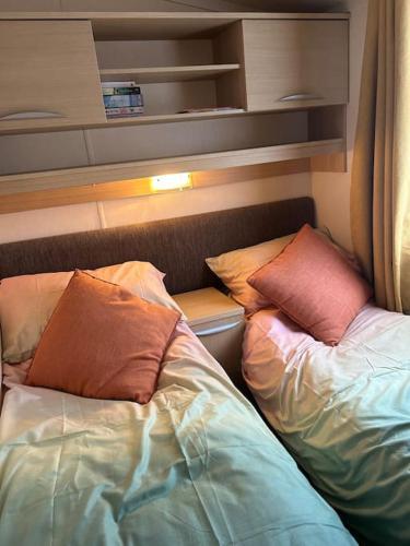 Katil atau katil-katil dalam bilik di Ralfgus 16 Forest Views caravan Park,Moota