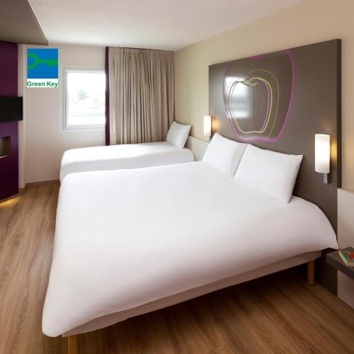 Hotel Ibis Styles Lleida Torrefarreraにあるベッド
