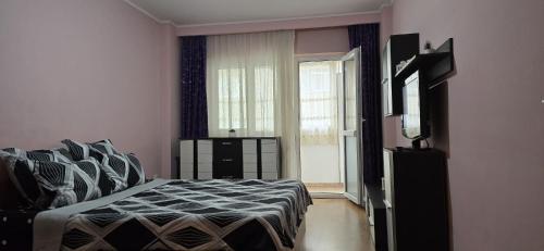 a bedroom with a bed and a window at Republicii Residence 2 in Ploieşti
