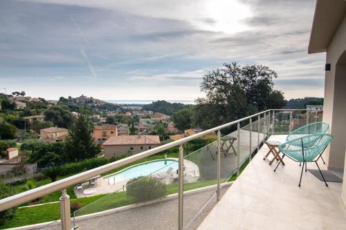 un balcon avec vue sur une ville dans l'établissement 4 pièces Luxe - Accès Piscine, à Cagnes-sur-Mer