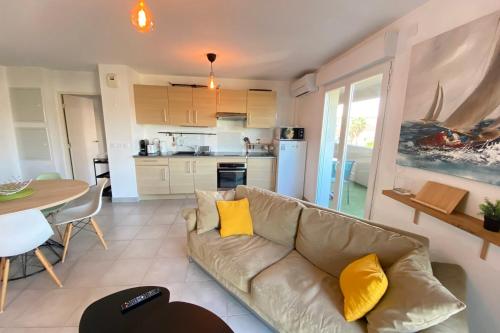 un salon avec un canapé et une table dans l'établissement 06CH Beautiful T3 with terrace - 300m Exflora park, à Antibes