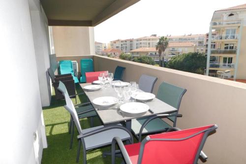 d'un balcon avec une table et des chaises. dans l'établissement 06CH Beautiful T3 with terrace - 300m Exflora park, à Antibes