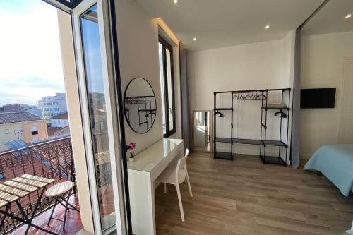 - un salon avec vue sur un balcon dans l'établissement 06CJ Beautiful apartment in the heart of Cannes, à Cannes