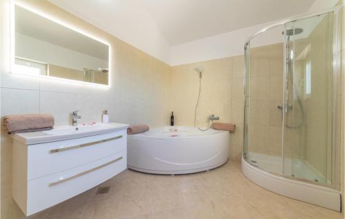 Bilik mandi di Stunning Home In Lovrec