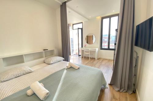 une chambre avec un lit et une grande fenêtre dans l'établissement 06CJ Beautiful apartment in the heart of Cannes, à Cannes