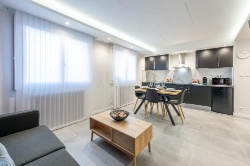 un salon avec un canapé et une table dans l'établissement Merveille de Clarisse en ville, à Annecy