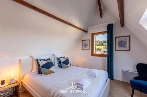 une chambre avec un lit et une chaise bleue dans l'établissement 28 Bonnes Raisons - Lovely Duplex - City Center with private parking, à Honfleur