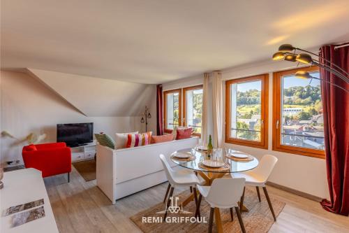 un salon avec un canapé et une table dans l'établissement 28 Bonnes Raisons - Lovely Duplex - City Center with private parking, à Honfleur