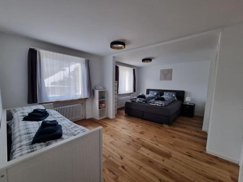 un salon avec un lit et un canapé dans l'établissement Schöne neue 2,5 Zimmer Wohnung in Savognin, à Savognin