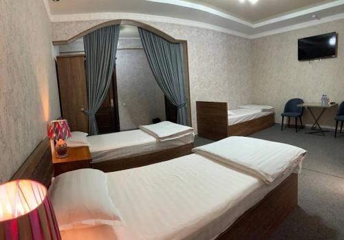 Кровать или кровати в номере Chinor plus hotel