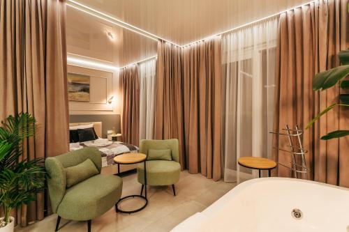 ein Hotelzimmer mit einer Badewanne und einem Bett in der Unterkunft Apartamenty z Jakuzzi Perłowa Przystań Rent Kołłątaja in Kołobrzeg