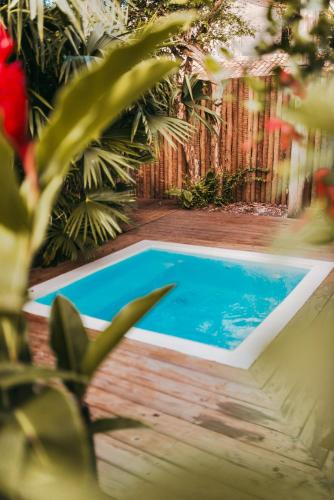 a swimming pool in the middle of a yard at Villa Joá - Casa no Quadrado in Trancoso